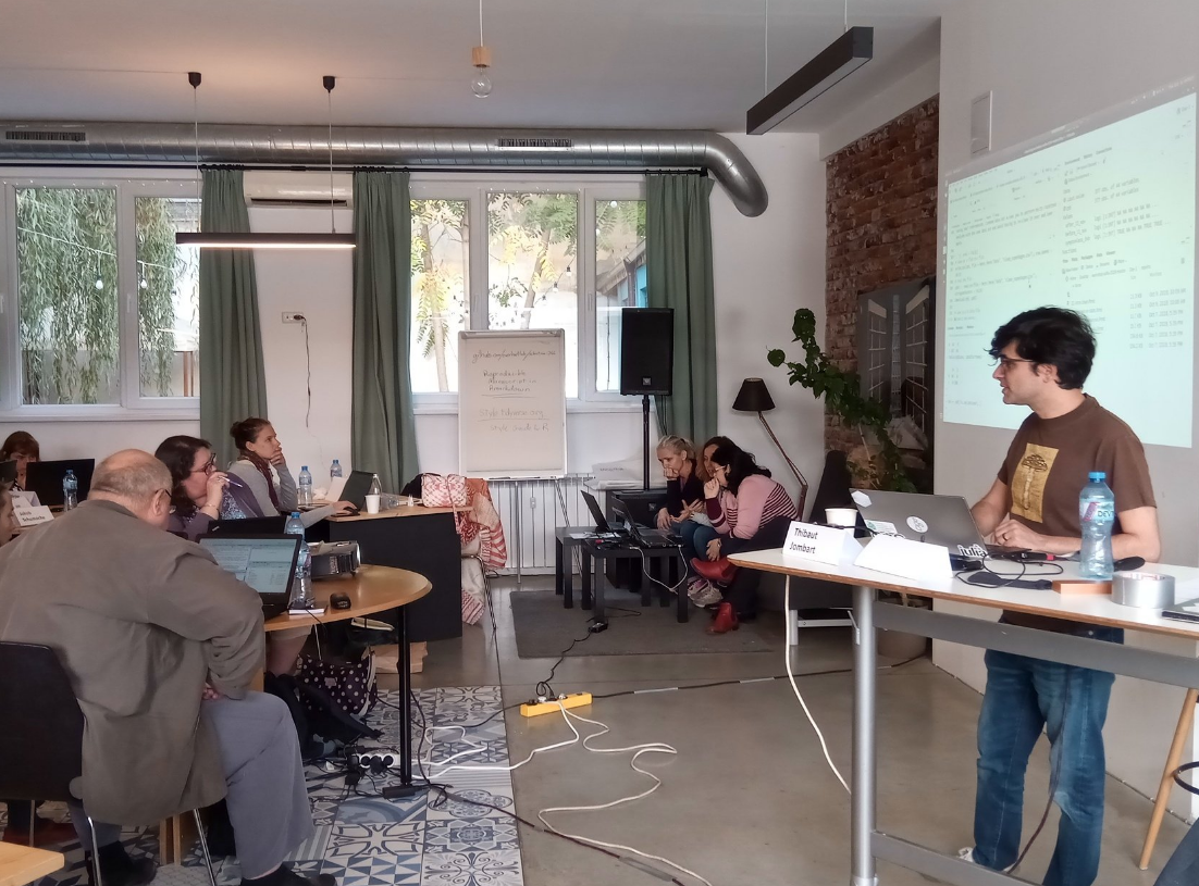 
Zhian Kamvar presenting a live demonstration of using R.
